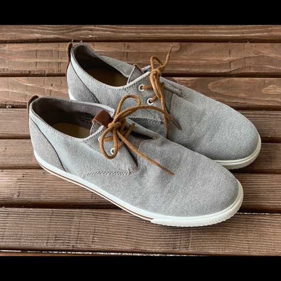 boys grey canvas shoes